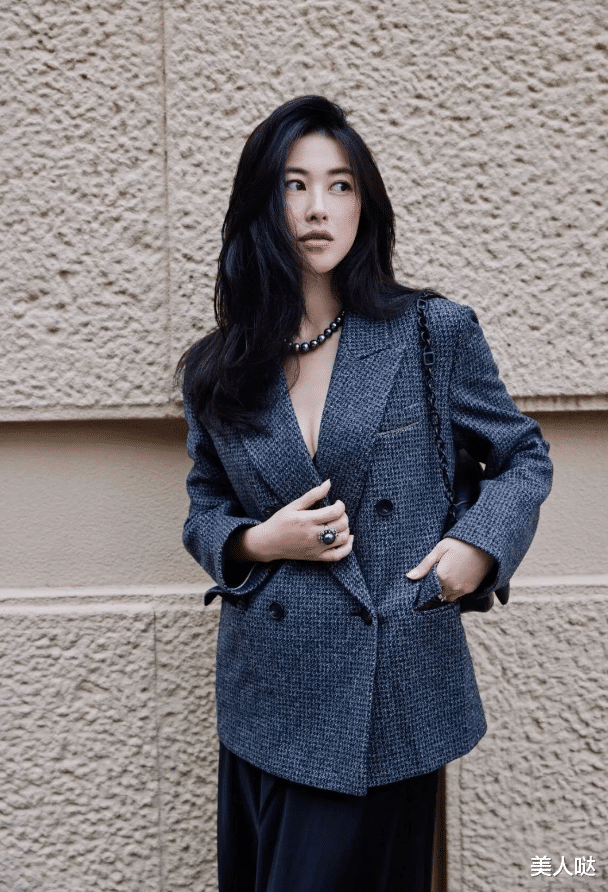 朱珠带火了一种新穿法：真空西装+吊带裙，时髦性感又洋气