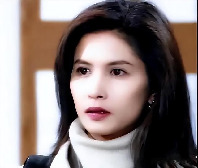 与郑伊健相守7年惨遭抛弃,如今59岁不婚不育的她,美出了新高度