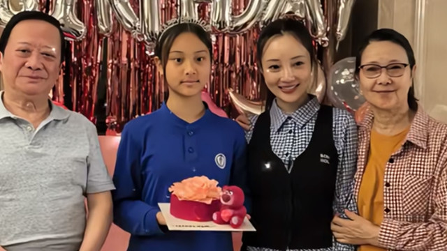 李小璐一家三代同框，甜馨成全家最高，张伟欣笑容慈爱老了仍很美