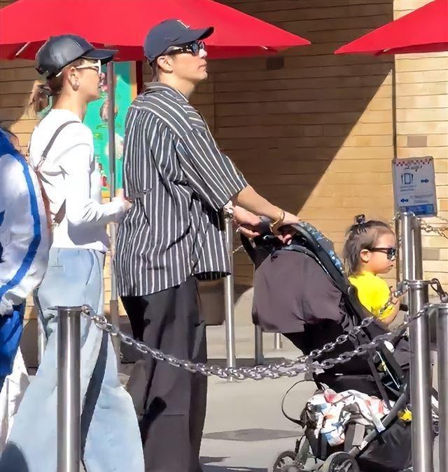 偶遇戚薇一家度假！luck又高又瘦驼背明显，儿子没下巴长辫好抢镜