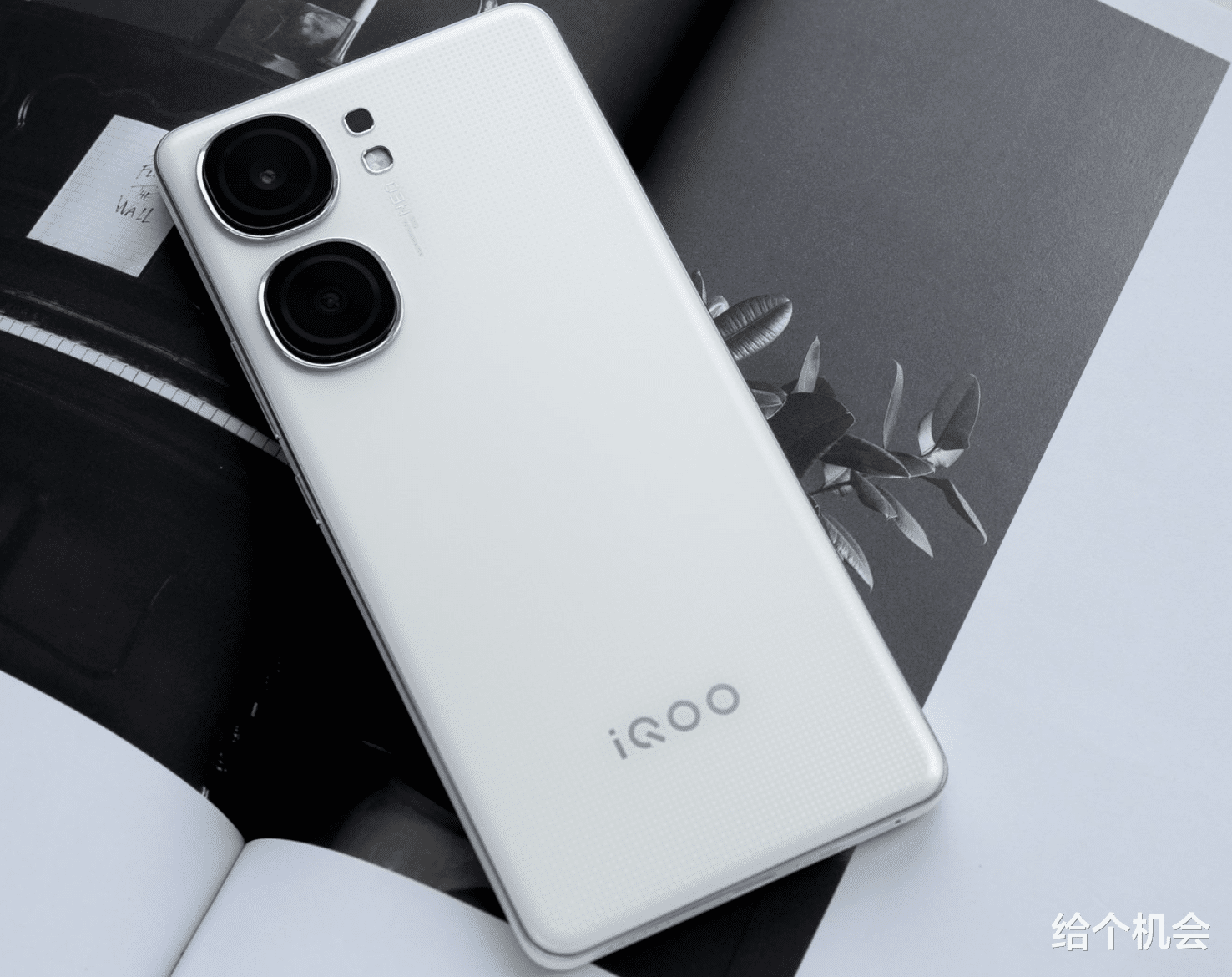 10月可以撿漏的一款手機(jī)，價(jià)格降到了“最低點(diǎn)”，性能強(qiáng)拍照好