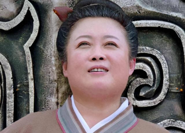 57岁女演员包养20岁小鲜肉,公开秀恩爱,以妈咪儿子互称！