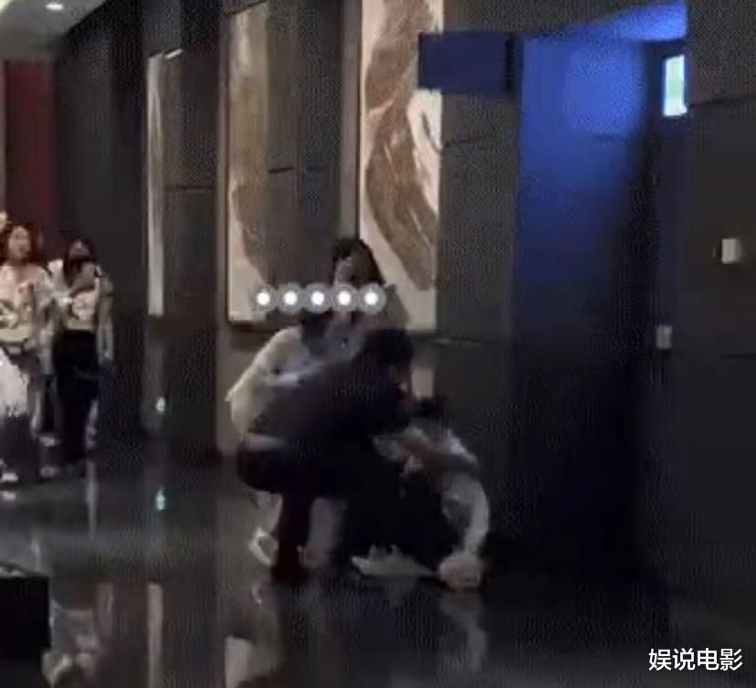 五旬老太那英被粉丝追摔倒,看着都疼,网友:为什么要跑