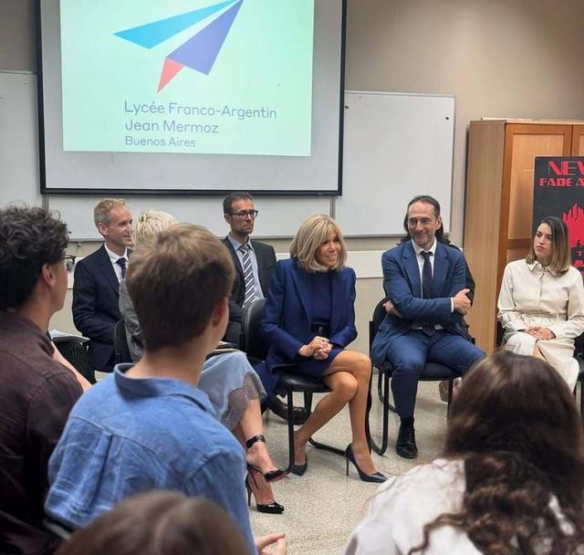 马克龙带爱妻到阿根廷,71岁布丽吉特独爱迷你裙,身姿曼妙惹人眼