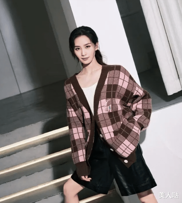 刘诗诗夫妇恩爱走机场!刘诗诗瘦成纸片人,穿搭时尚似少女,衬得老公很“油腻”