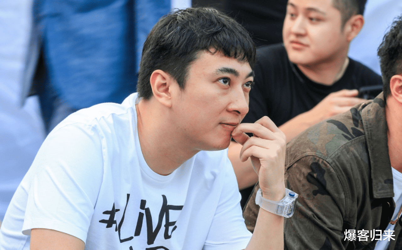 王思聪形象大变,独自看女儿照片显颓废,父爱涌现引关注