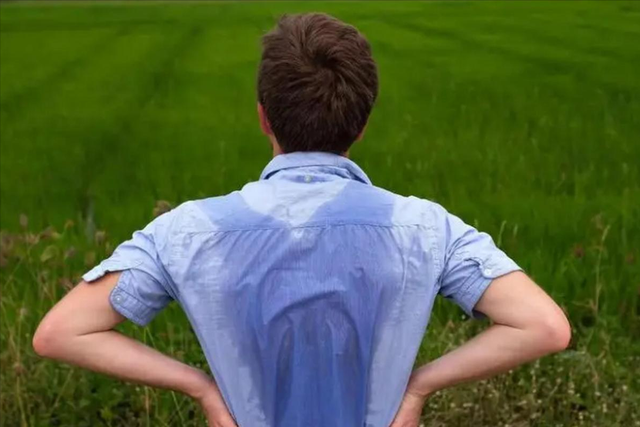 医生忠告:一天若没有这个运动量,别再多喝水了,吃这几样会更好