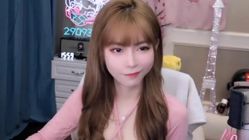 周淑怡再现迷之操作，刚说完拒绝擦边，转身放飞自我深V秀身材