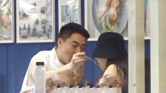 44岁殷桃与男友甜蜜逛街，男方为官二代，主动喂她吃饭性张力爆棚