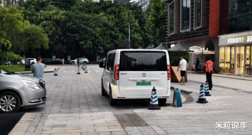 吉利全新中大型MPV上市！豪华大7座，奔驰同款设计，16.99万起