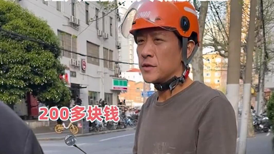《狂飙》的老默在上海干跑腿，被网友认出，这才是明星该有的样子