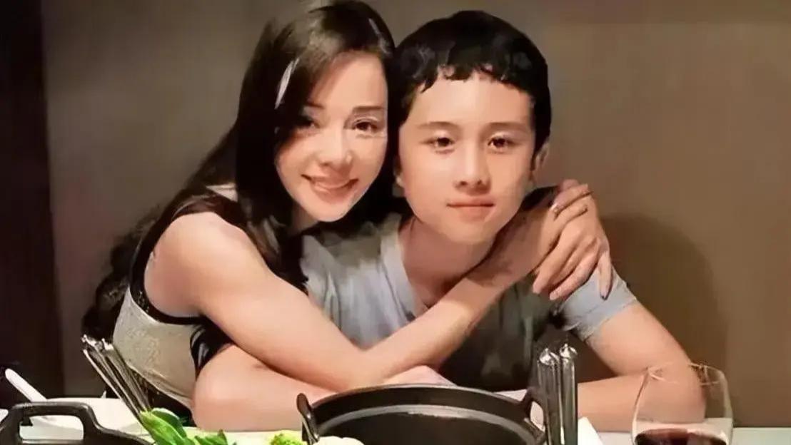 宠子如杀子：母乳到12岁，15岁还搂着妈妈胸睡觉，现如今怎样了？