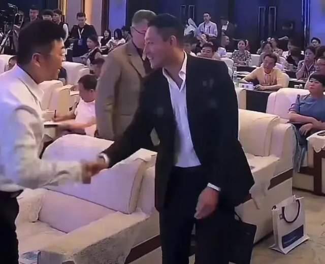 下定决心!汪小菲删除小玥儿爸爸标签,张兰直播透露又快当奶奶了