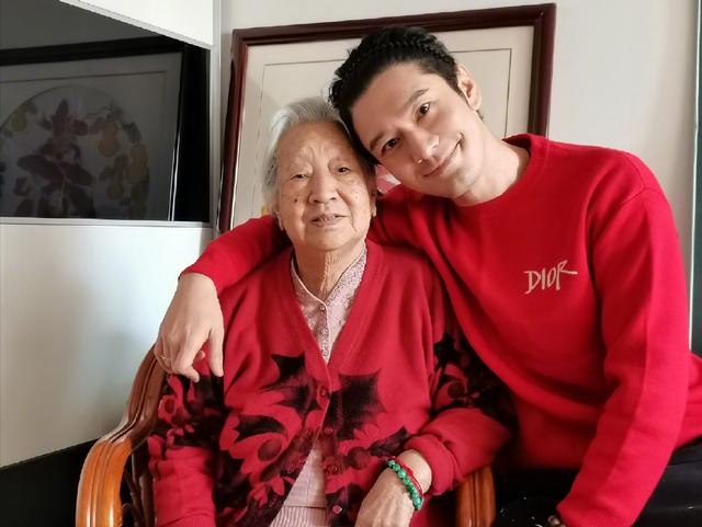 黄晓明姥姥96岁大寿,身材暴瘦惹人心疼,小海绵拍照吃瓜忙前忙后