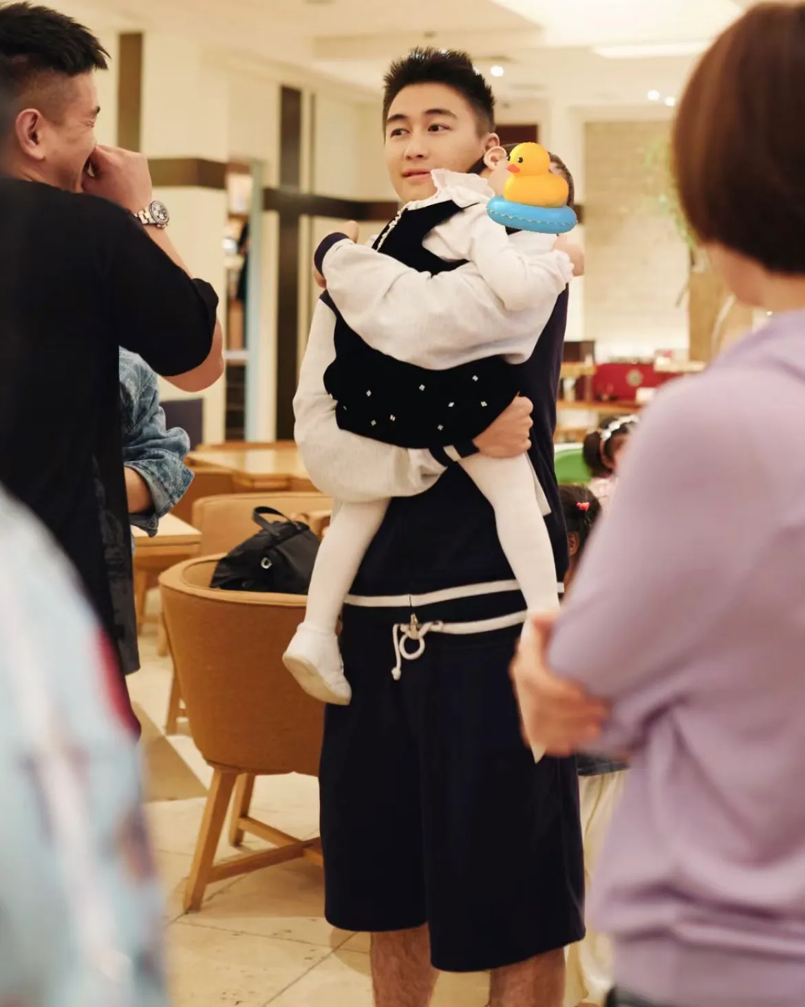 偶遇奚梦瑶遛娃,母女手牵手同框温馨有爱,2岁Romee身高优越