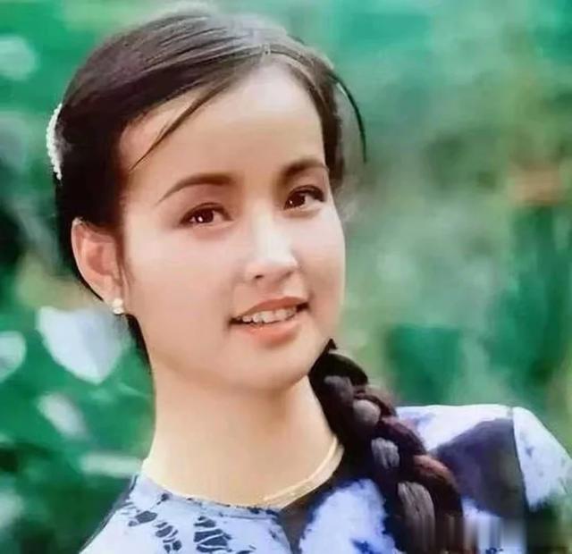 73岁刘晓庆穿红衣扎小辫儿,晒照自称少年归来,网友调侃令人捧腹