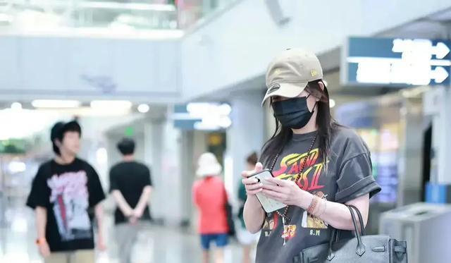 47岁赵薇现身北京机场,包裹严实仍被认出!退圈后身材走样严重!