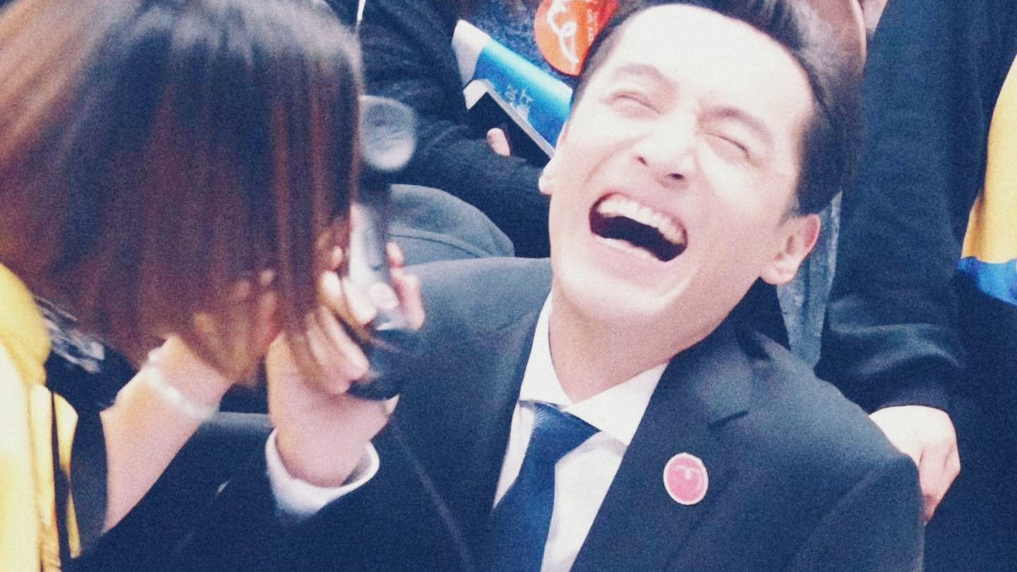 知名艺人胡歌拍戏“突发意外”，刘钧头套刮飞变“秃瓢”，笑崩溃