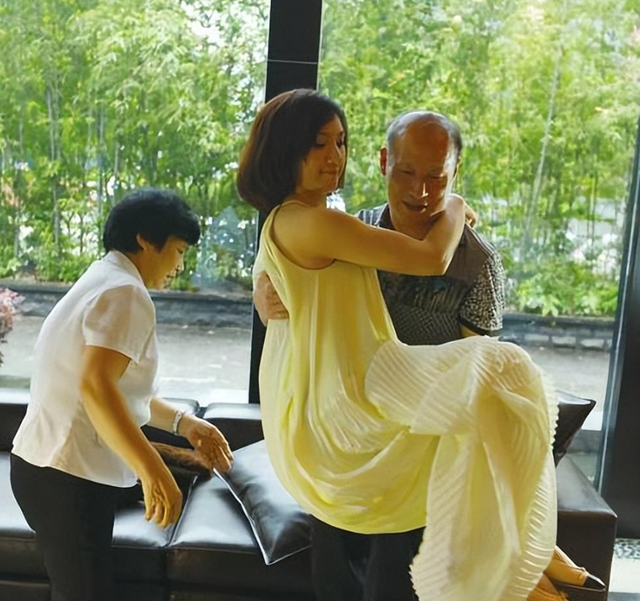 她被称为最美主持人,但突然5分钟内全身瘫痪,如今44岁无人敢娶