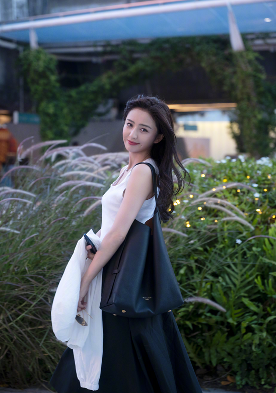 41岁佟丽娅游客照美到爆,离婚之后,她脸上都洋溢着幸福的微笑