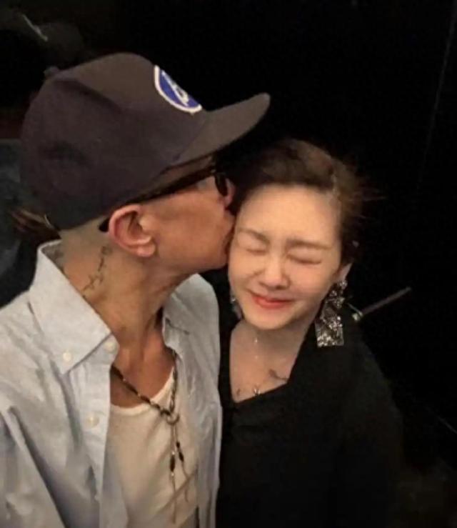 曝大S生前最后画面，靠在具俊晔肩膀面目狰狞，最后心愿被S妈公布