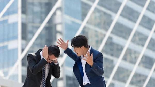 饭局上，你帮领导挡酒，对面说∶“我敬的是领导，你是领导吗？你有什么资格跟我喝？”低