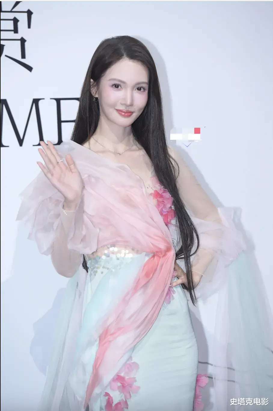 阿那亚这一晚:“发肿”的金晨,脸垮的杨幂,治好了我的容貌焦虑