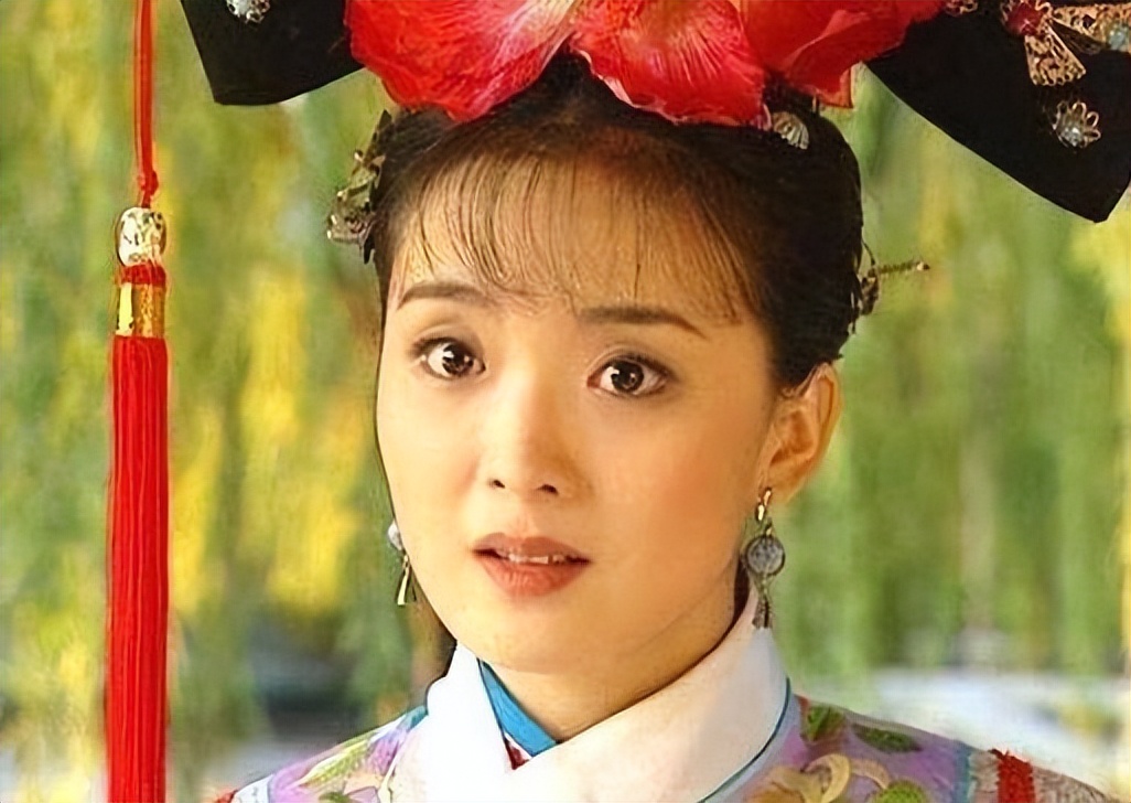 50 岁王艳豪宅里高调庆生，穿小白衫嫩到掐出水，宛如 25 岁