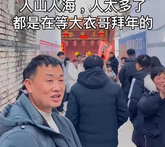 大衣哥太苦恼！大过年门口挤满讨钱的人，双方情绪激动差点动手