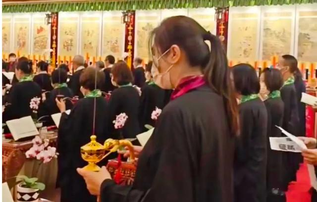 57岁王祖贤近照，面部变化大，头发浓密令人羡慕，身材纤细如少女