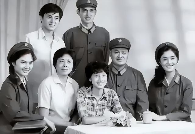 她是80年代央视美女主持，嫁给军委副主席之子，离婚后以卖画为生