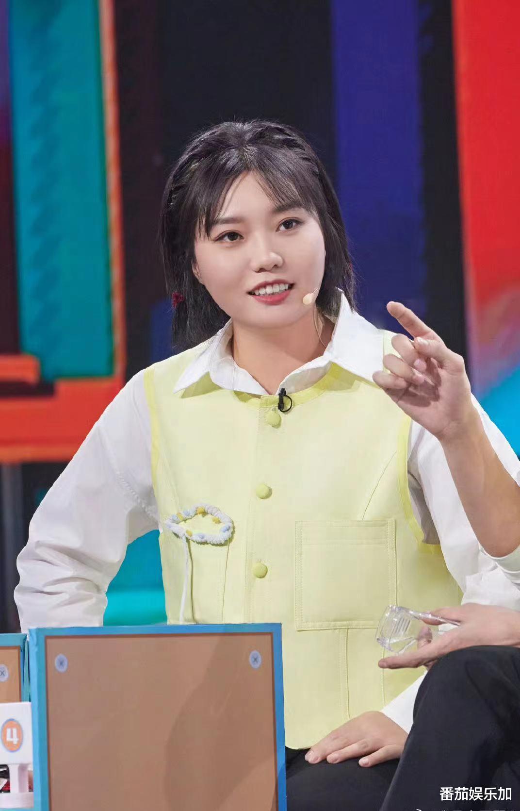 李雪琴恋情曝光,与男友十指相扣逛街,搂肩背着小跑十分甜蜜