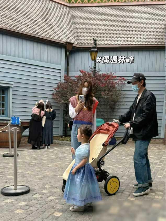 太土，穿出了林峰破产的感觉！张馨月晒美照，评论区一片吐槽！