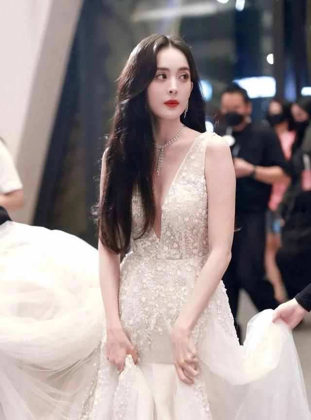 古力娜扎苗条而又圆润的身材,绝了