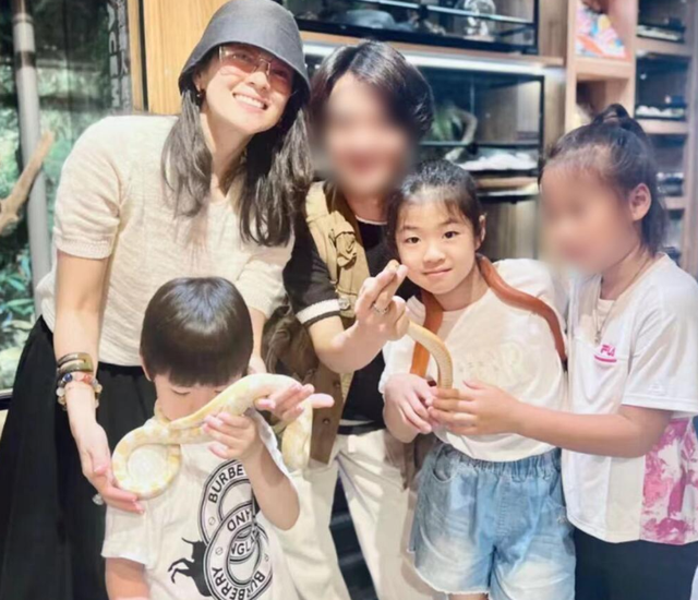 汪峰接女儿放学,搂着醒醒很温馨!8岁醒醒背影像章子怡