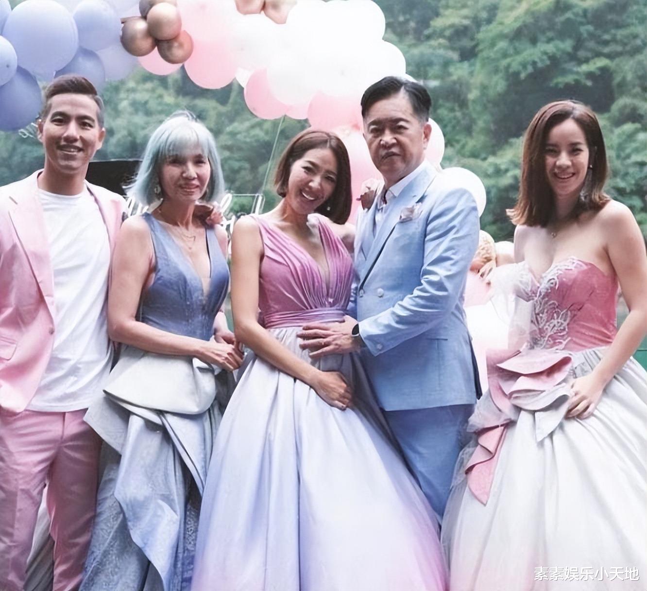 刘伊心产后拍全家福，63岁富豪老公抱女儿，一家五口很幸福