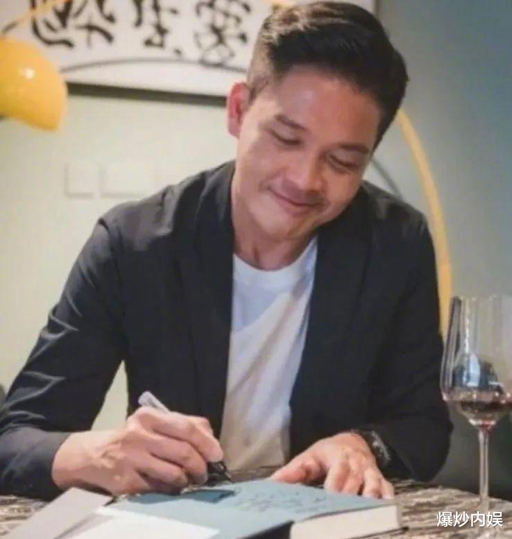 痛心!主持人郑启泰腹泻晕倒离世,结婚仅2天,妻子悲痛发文悼念