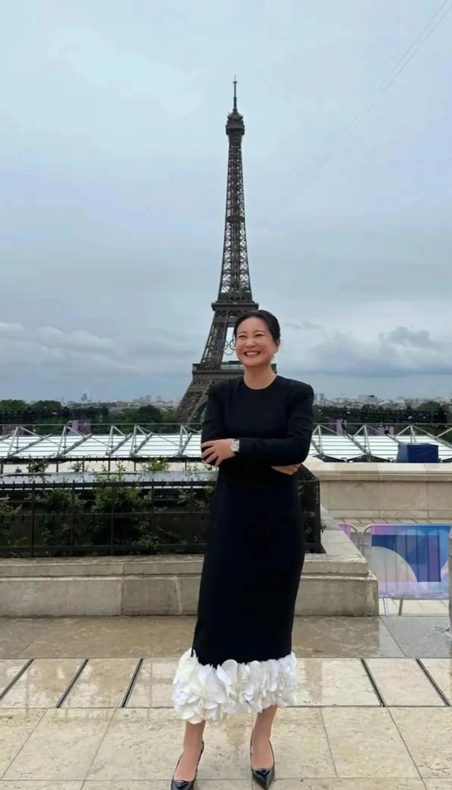 贾玲最新露面目测至少复胖20斤,马甲线没有了,笑容和活力回来了