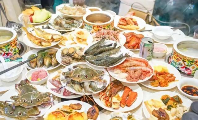 自助餐為何很容易就飽？消費者不知道，從一進門老板就玩“套路”