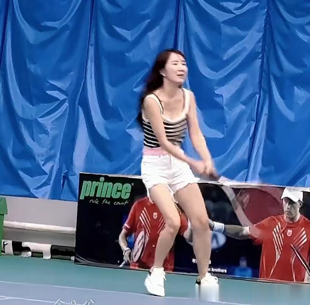 海藻李念带娃打网球,15个月三胎儿子颜值好高,又白又胖太喜人