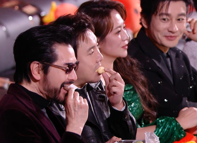 笑喷!沈腾微博之夜忙坏了,偷吃完打瞌睡,竟还用前摄像头加好友