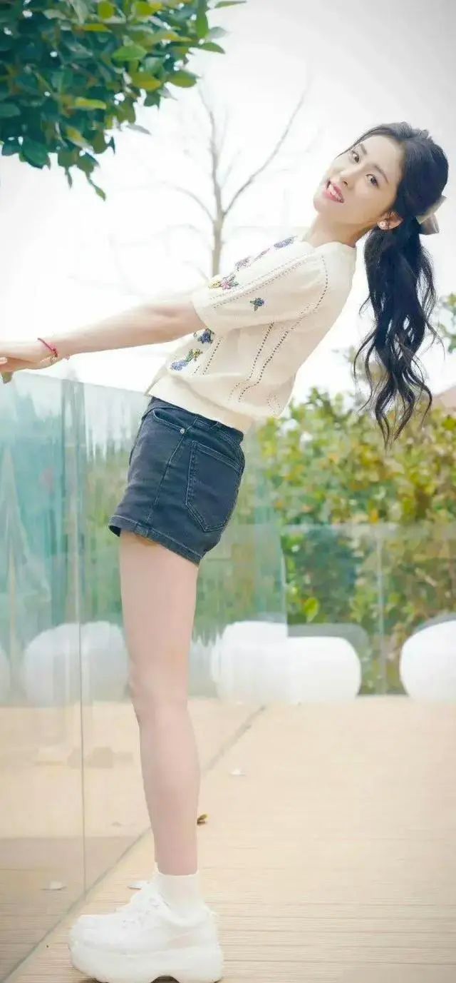 张碧晨大长腿惹热议,网友对她的情感选择感到惋惜!