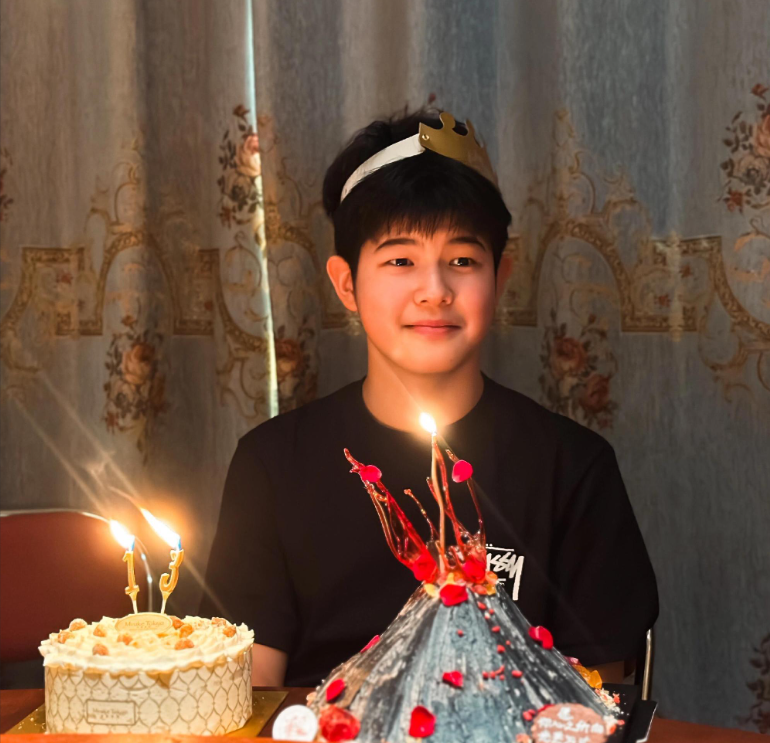 沙溢夫妇为长子庆生！75后胡可长发及腰发型好显嫩，小寿星也帅翻