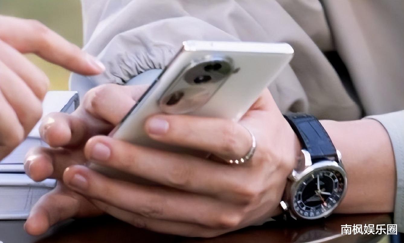 被丑手指拖累的3位男明星,明明有张俊美脸,伸出手却能把人笑死