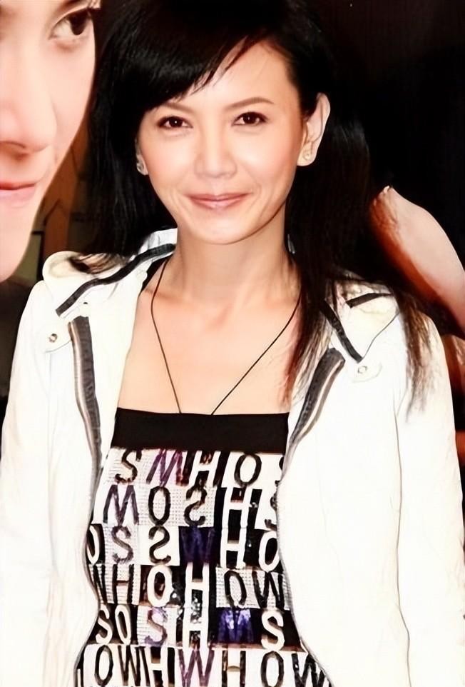 与梁朝伟同居6年分手,独自抚养儿子长大,儿子让她倍感骄傲