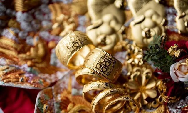 TVB女星文凯玲浪漫大婚，16只龙凤鈪配金猪珍珠极奢华，筵开23席