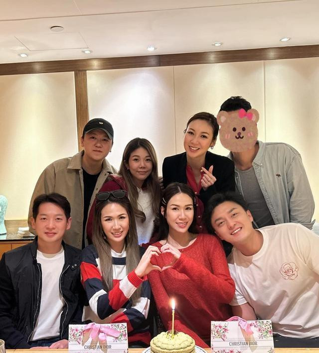 10亿身家双胞胎女星高调庆生！双份名牌礼物铺满桌，大批明星到贺
