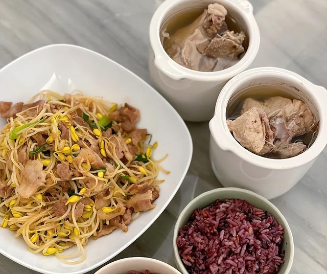 北京女子晒老公做的晚餐，简单的二人世界，网友：两道菜也好幸福