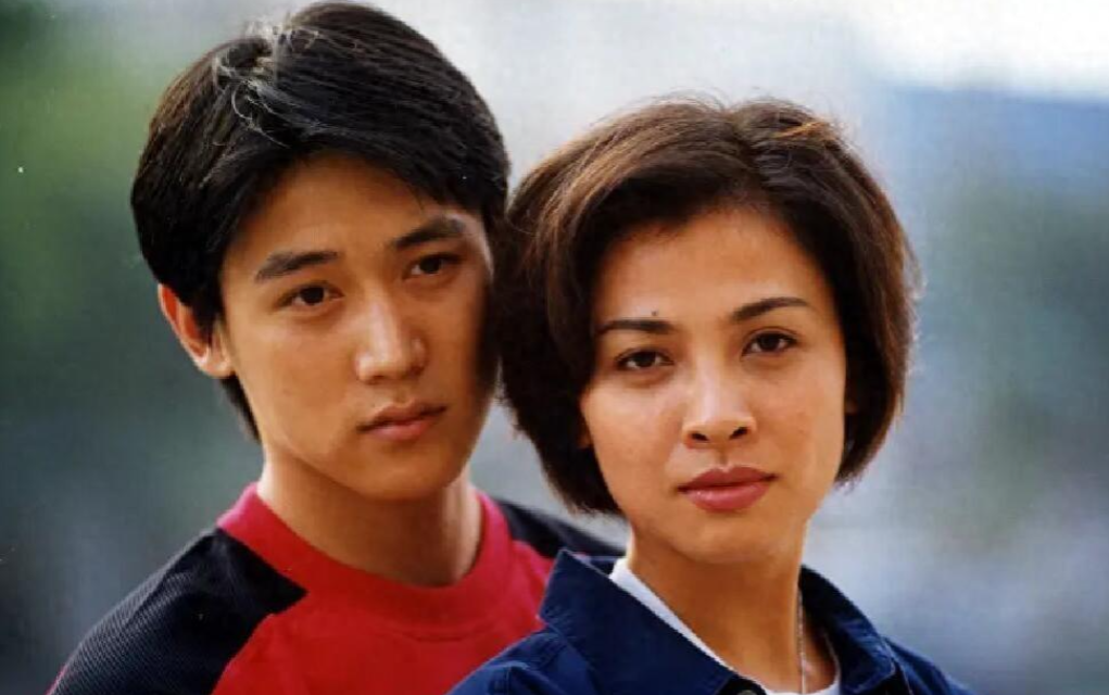 小时候觉得她老气,配不上陆毅,后来再没见过这么有气质的警花了