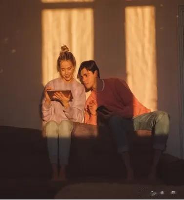 难以置信,她不仅没离婚,还官宣怀孕了。